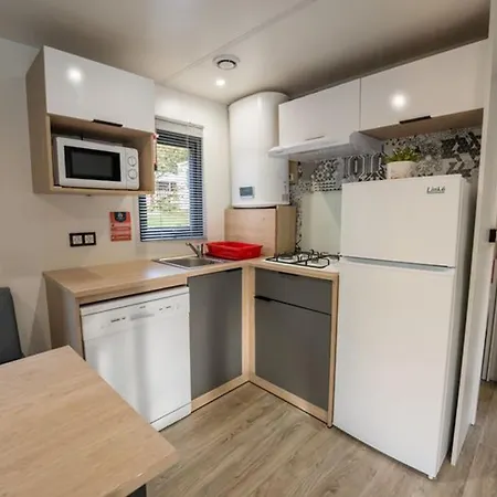 Mobil 32m² Avec Terrasse, 3 Pour 6 Personnes - Api-1-52-713 Camping *